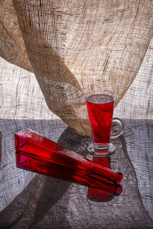 Натюрморт с красной бутылкой - Valentin Ivantsov
