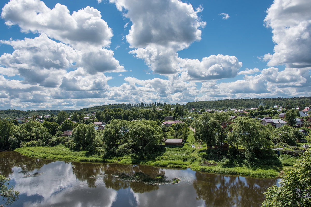 Городок у реки. - Владимир Безбородов