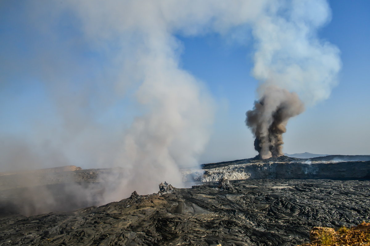 два кратера вулкана Эрта Але стали дымить одновременно при нашем приходе - Георгий А