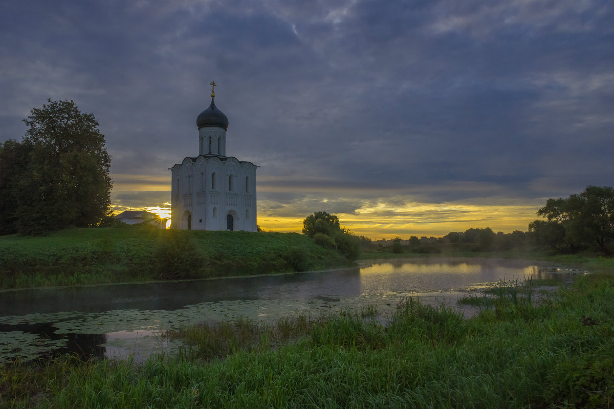 В осенний восход у храма. - Igor Andreev