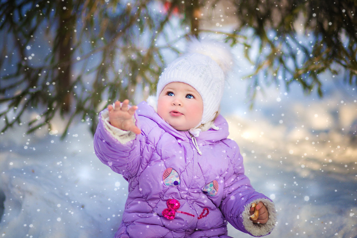 Маленькая Настя ловит снежинки - Татьяна 