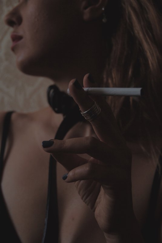 Девушка с сигаретой - Erica Kramer