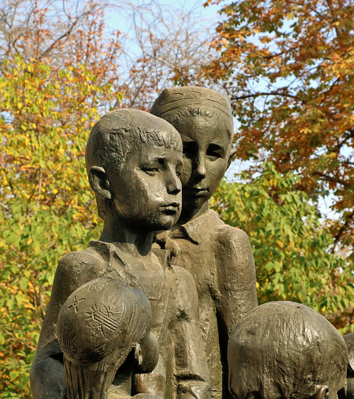 Фрагмент Монумента дружбы народов - Светлана 