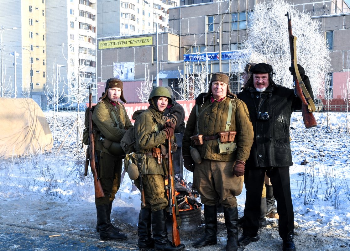 С Лейкой и блокнотом , а то и с пулемётом ! - Анатолий Колосов