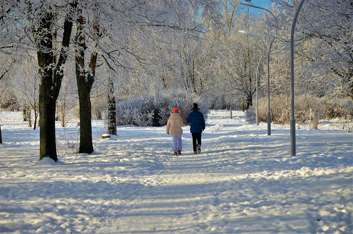 Мальчик и девочка гуляющие по Парку 2... - Sergey Gordoff