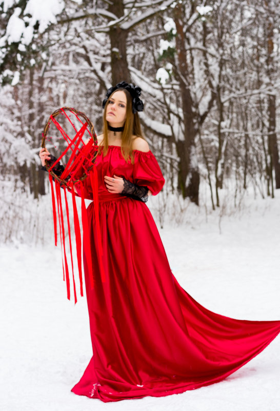 Девушка в лесу зимой в красном платье ведьма с ловцом снов - Ирина Вайнбранд