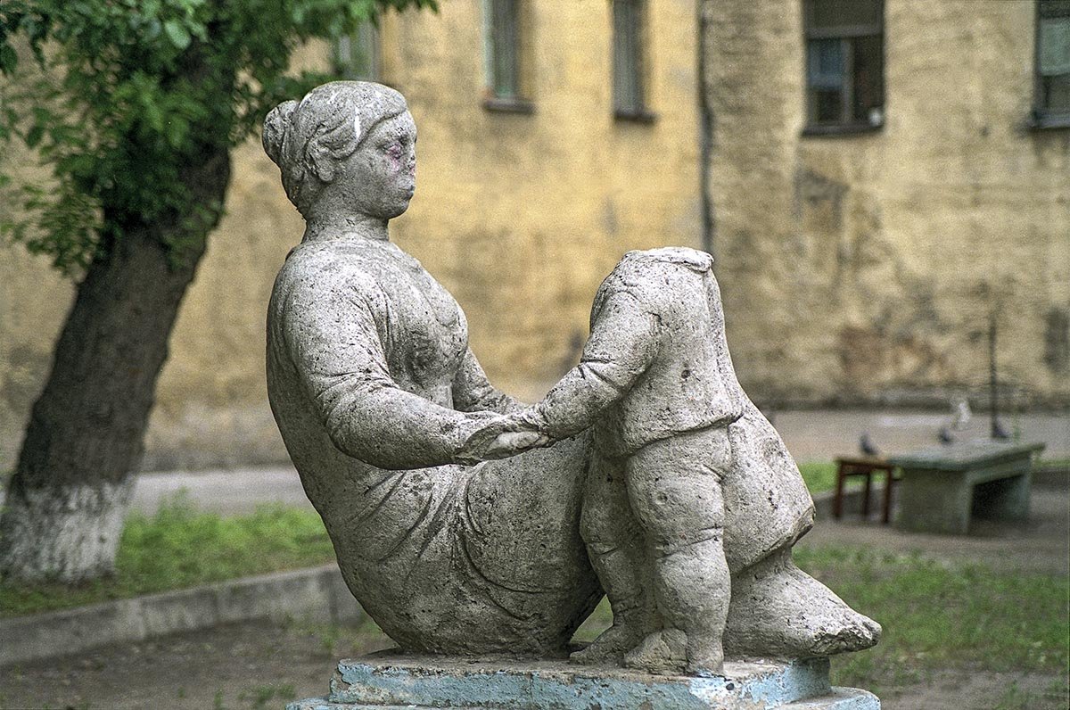 Скульптура малых форм в петербургском дворе. - Игорь Олегович Кравченко