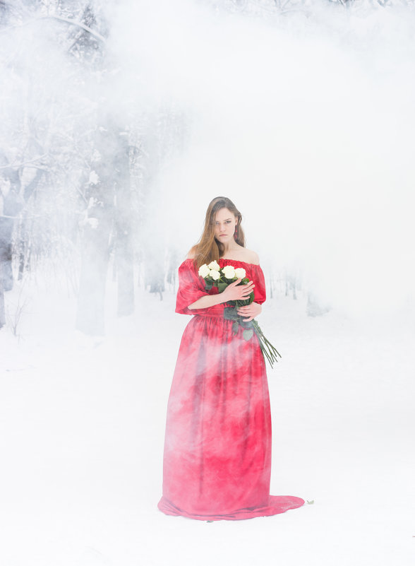 Девушка в тумане / в дыму в красном платье - Ирина Вайнбранд