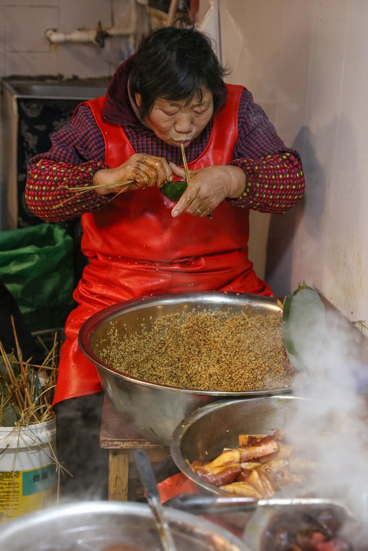 Китайцы ловко упаковывают клейкий рис с разными начинками в листья бамбука. Шанхай - Владимир Леликов