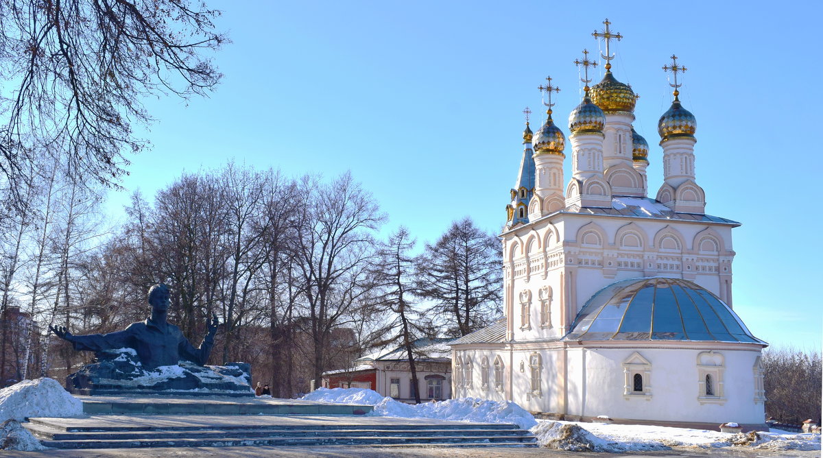 Рязань...Спасо-Преображенская церковь и памятник С. Есенину - Galina Leskova