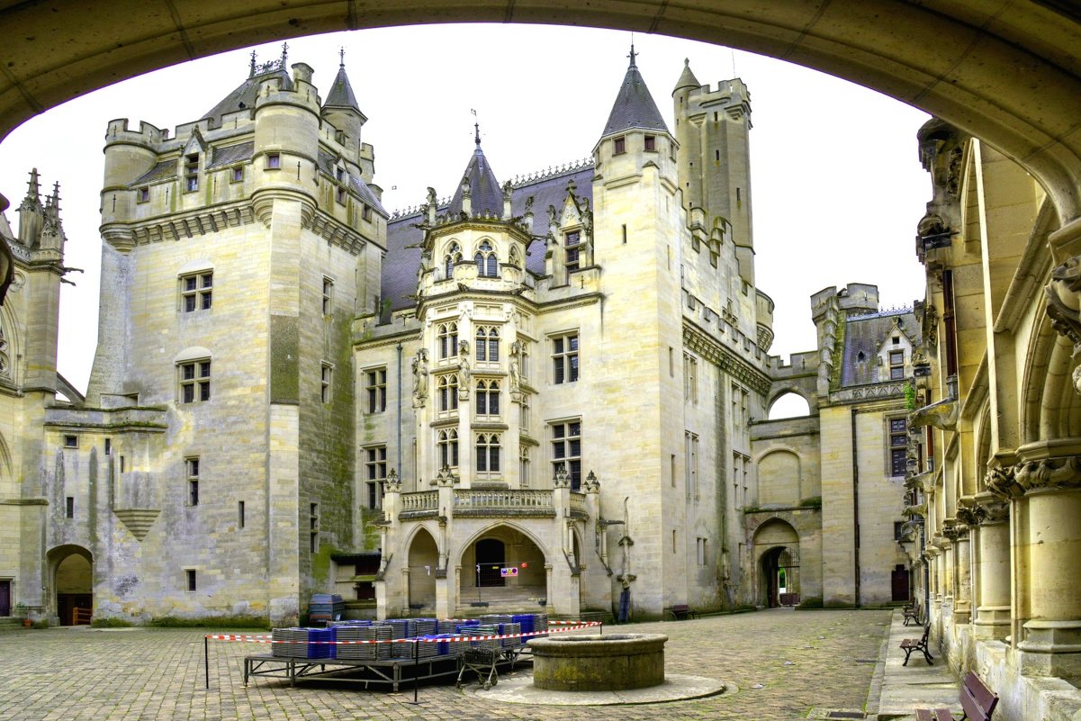 Замок Пьерфон вид со двора (chateau de Pierrefonds) - Георгий А