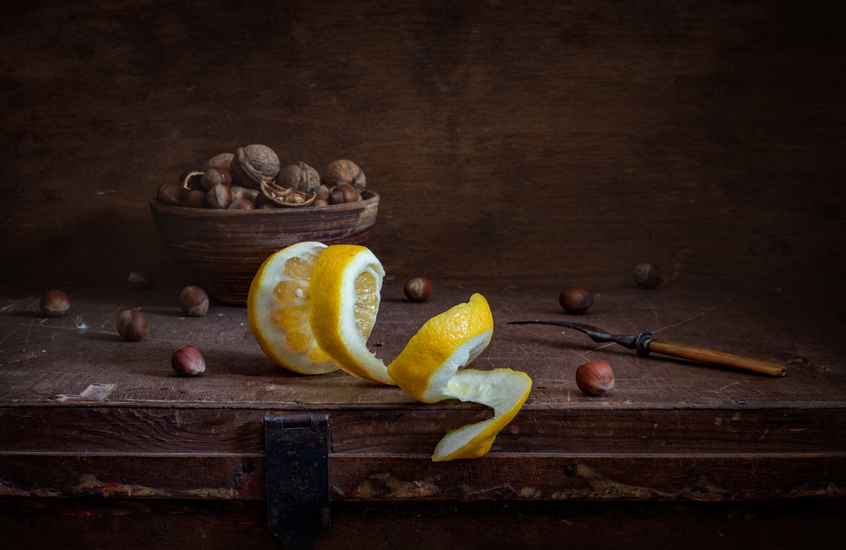 натюрморт с орехами и лимоном - Evgeny Kornienko