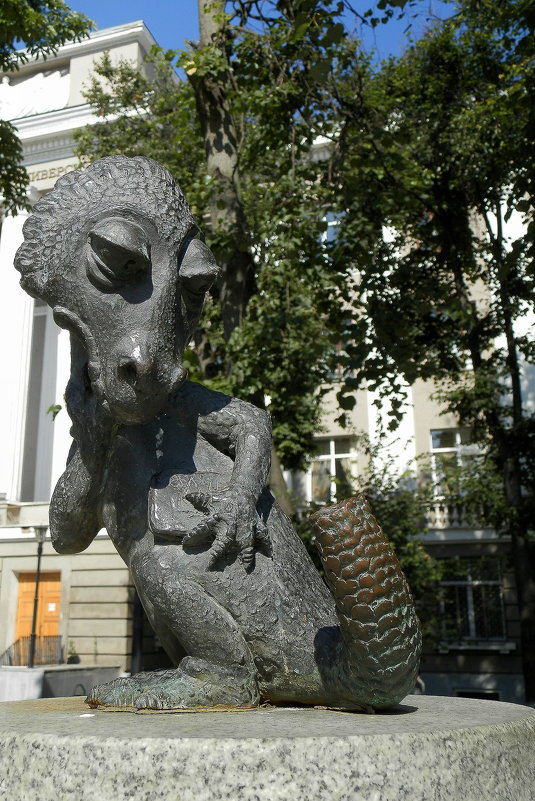 Любимая скульптура студентов - Vlad Сергиевич