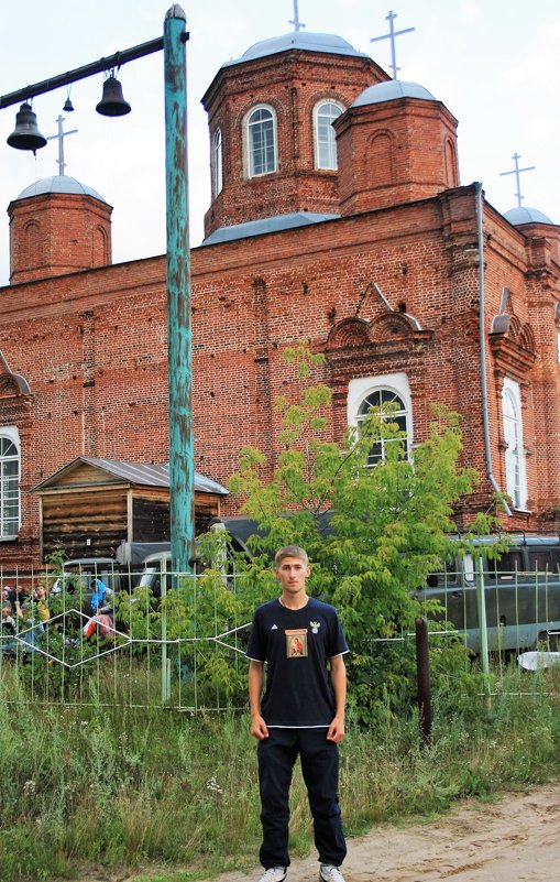 Паломник на фоне храма - Николай Масляев