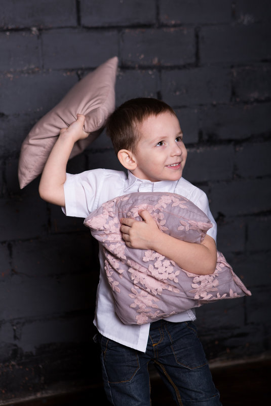 Мальчик играется с подушками - Valentina Zaytseva