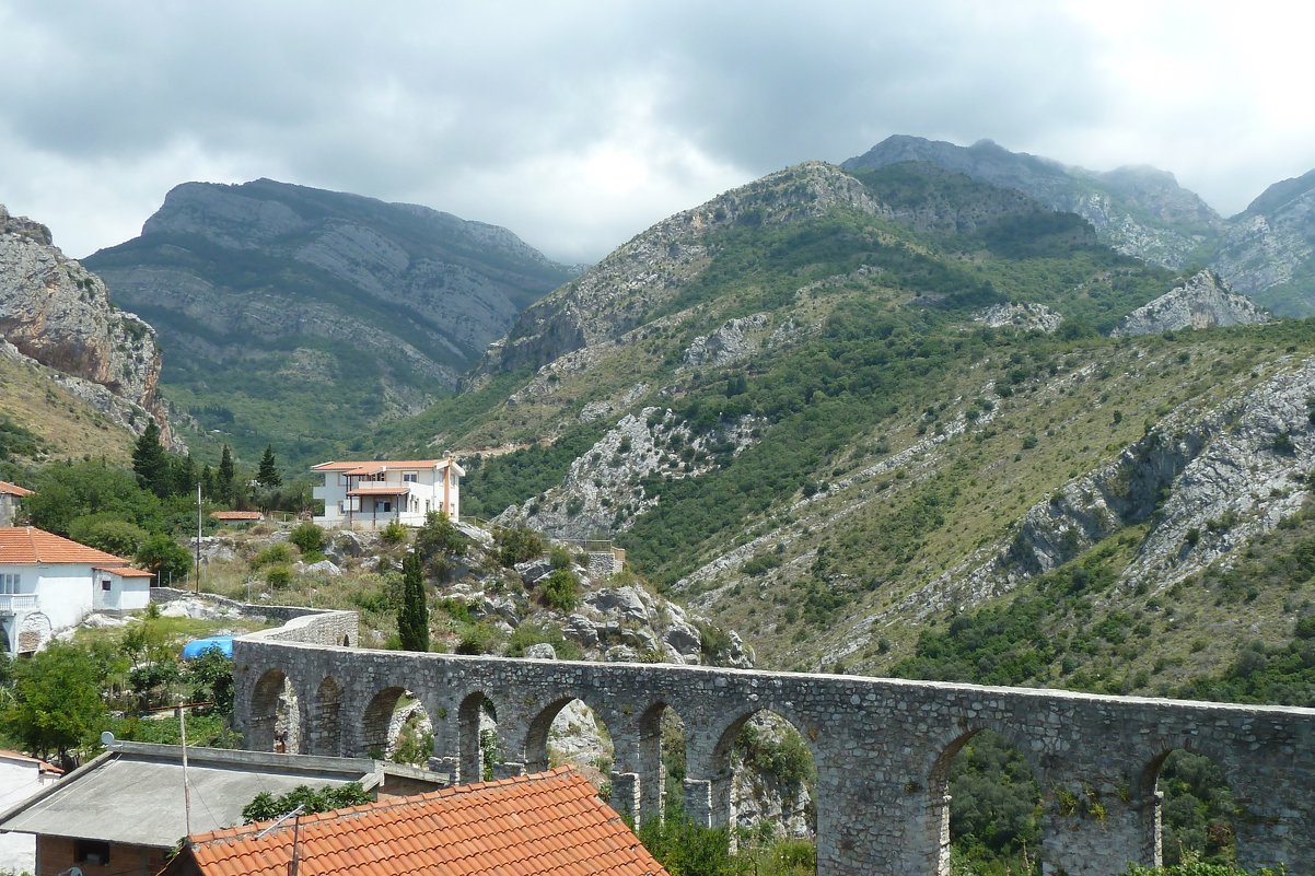 Акведук на фоне горы Румия - наследие Османской империи - Наталья Т