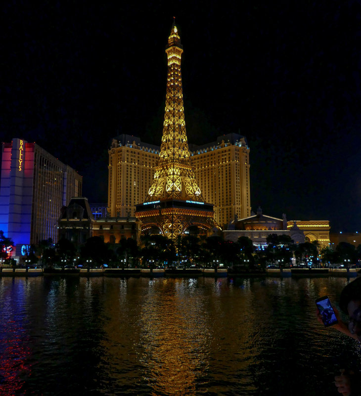 Вечерний вид отеля «Париж» в Лас Вегасе (Hotel “Paris Las Vegas”) - Юрий Поляков