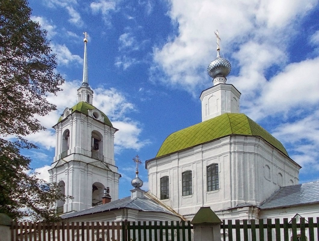 Христорождественская церковь. Вид со стороны аллеи - Галина Каюмова