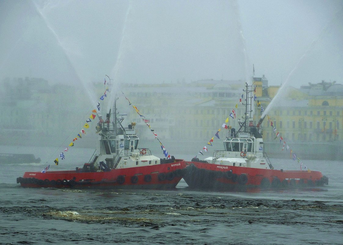 Завершили свое выступление буксиры проходом перед зрителями и пуском водных струй высоко в небо - Елена Павлова (Смолова)