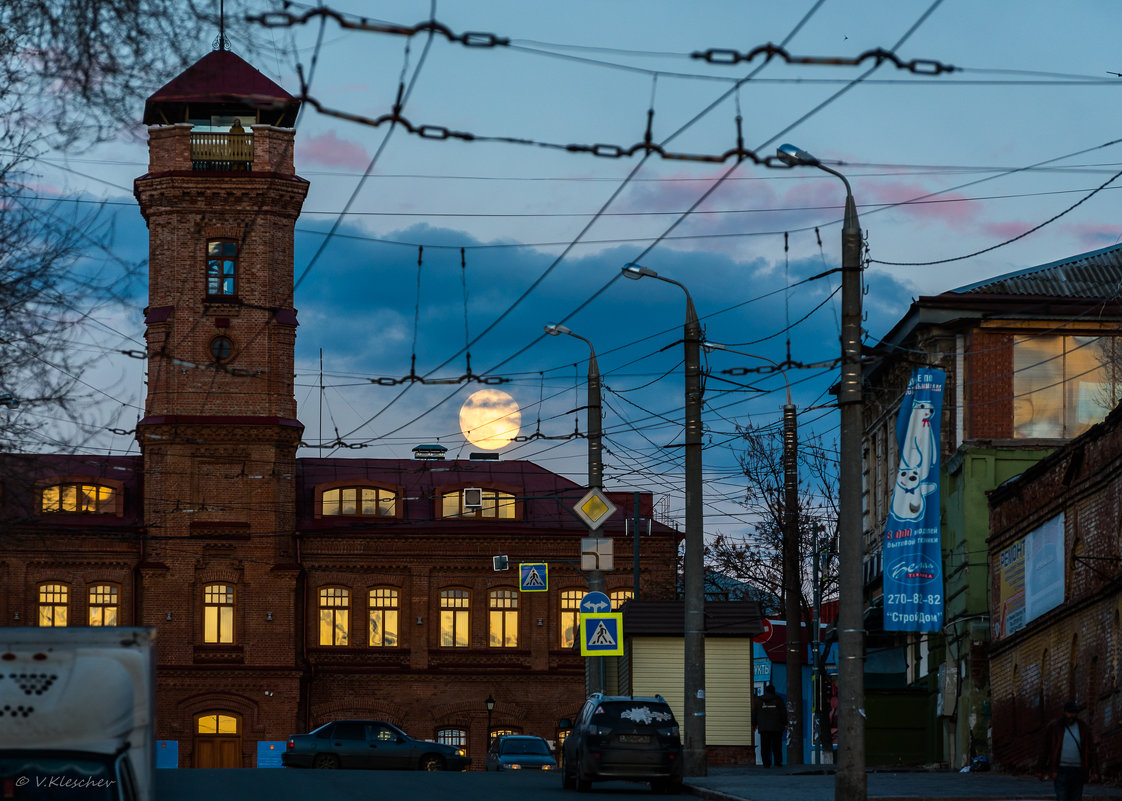 Восход Луны над Хлебной площадью - Владимир Клещёв