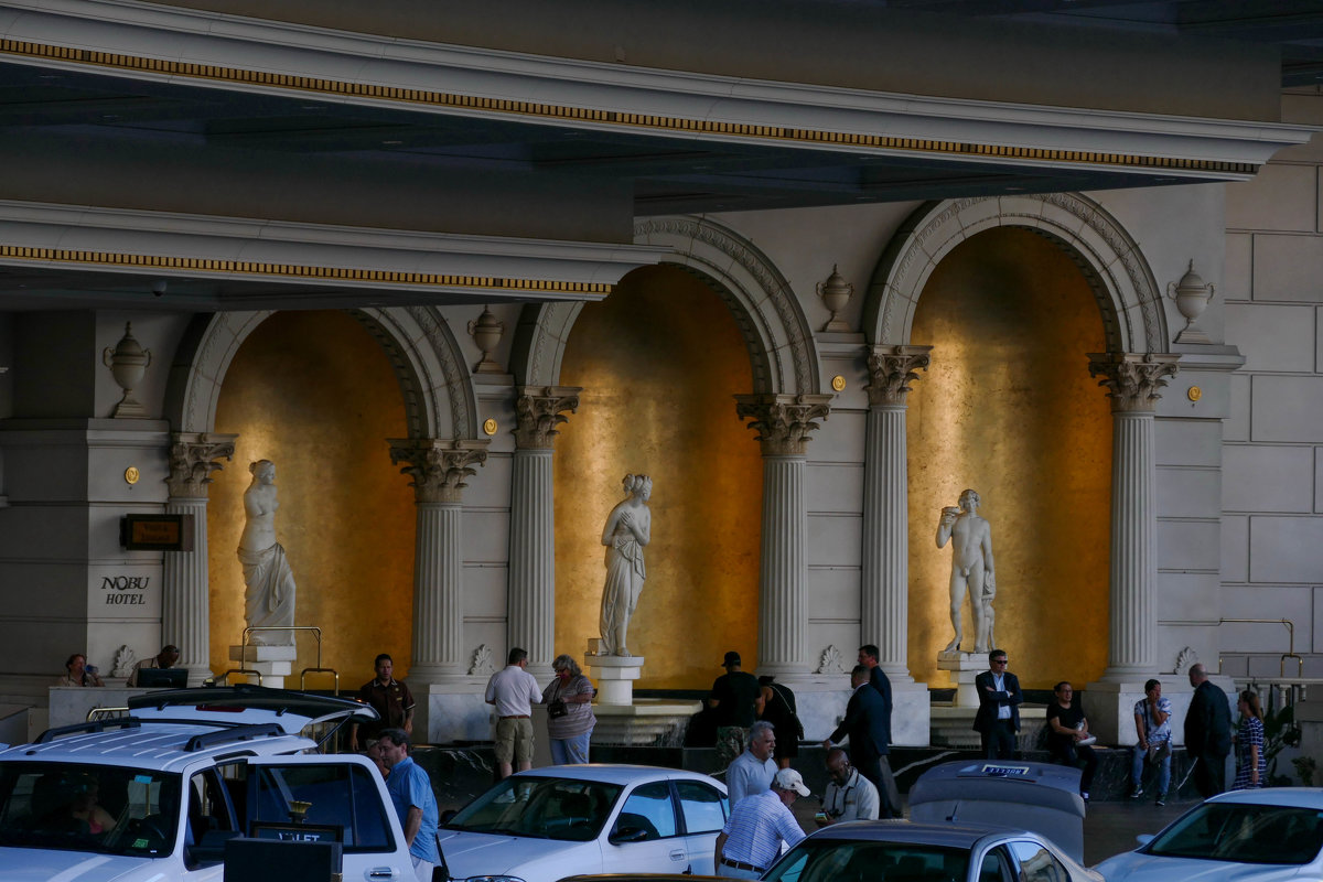 У входа в отель Caesars Palace (Дворец Цезаря), Лас Вгас - Юрий Поляков