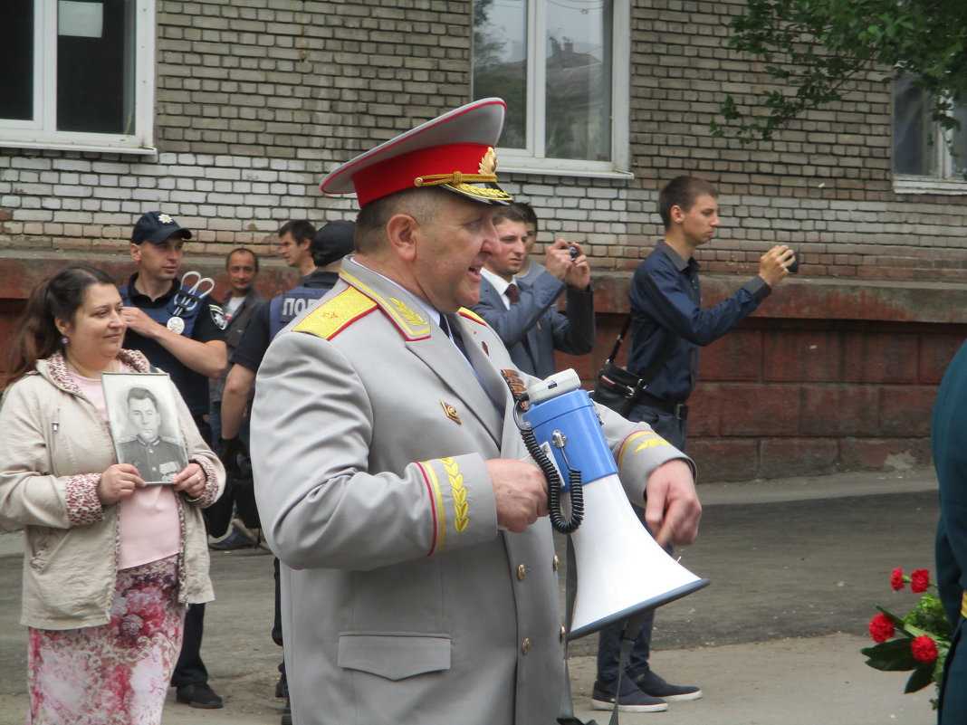 Генерал нашел себя в "мирной" жизни - занялся уличной политикой... - Алекс Аро Аро