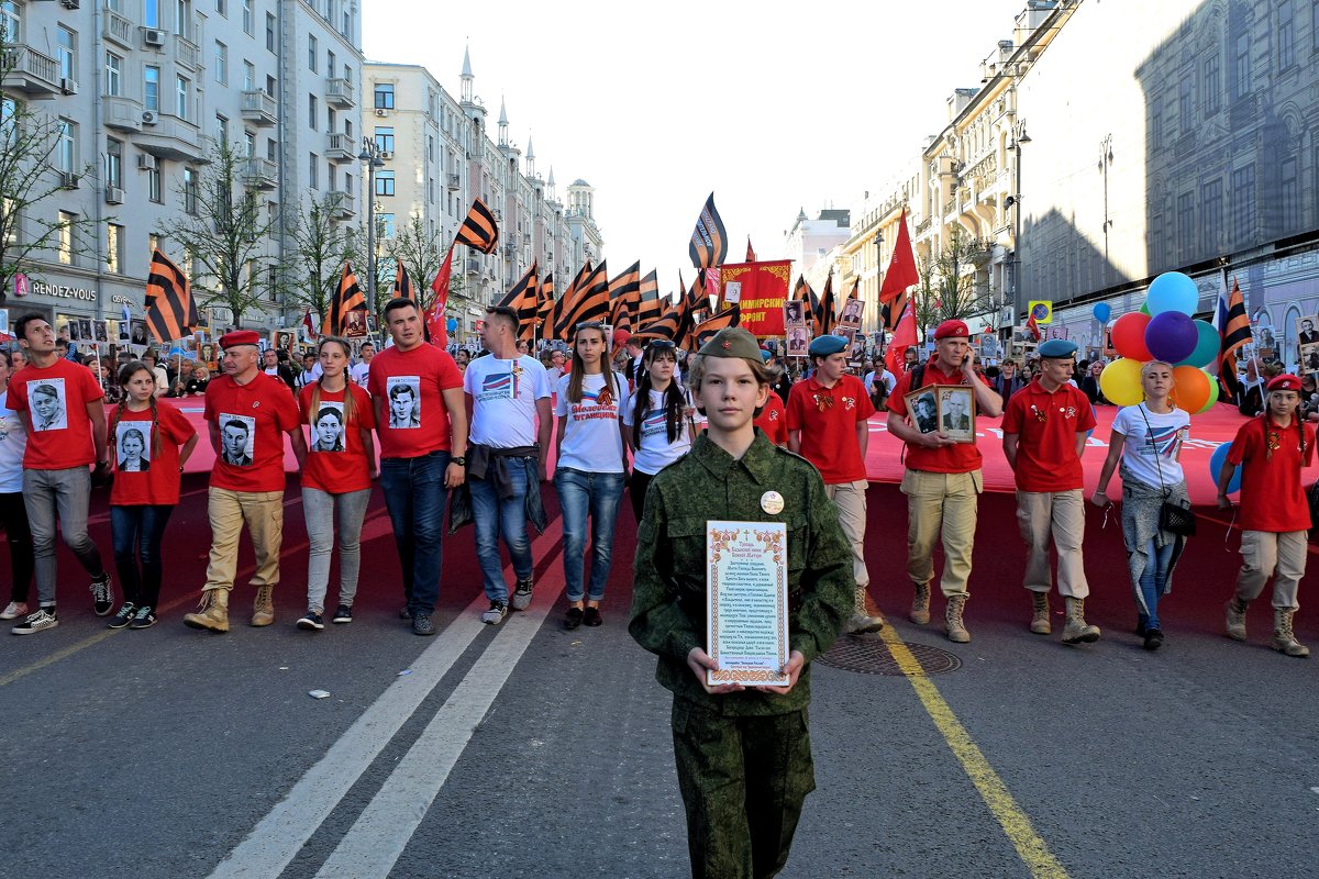 Чтоб мир спасённый не забыл героев, идёт, взорвав забвенья тишину. - Татьяна Помогалова