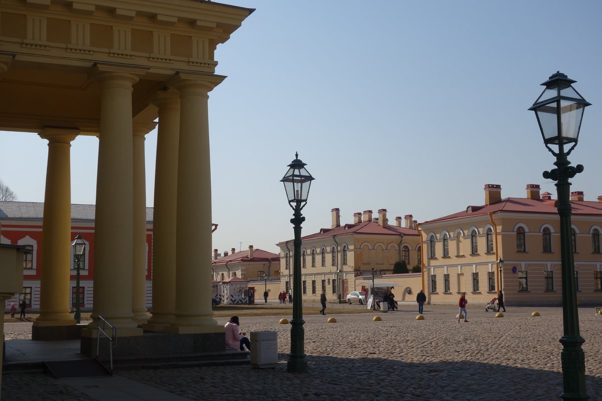 во дворе Петропавловской крепости - Елена 