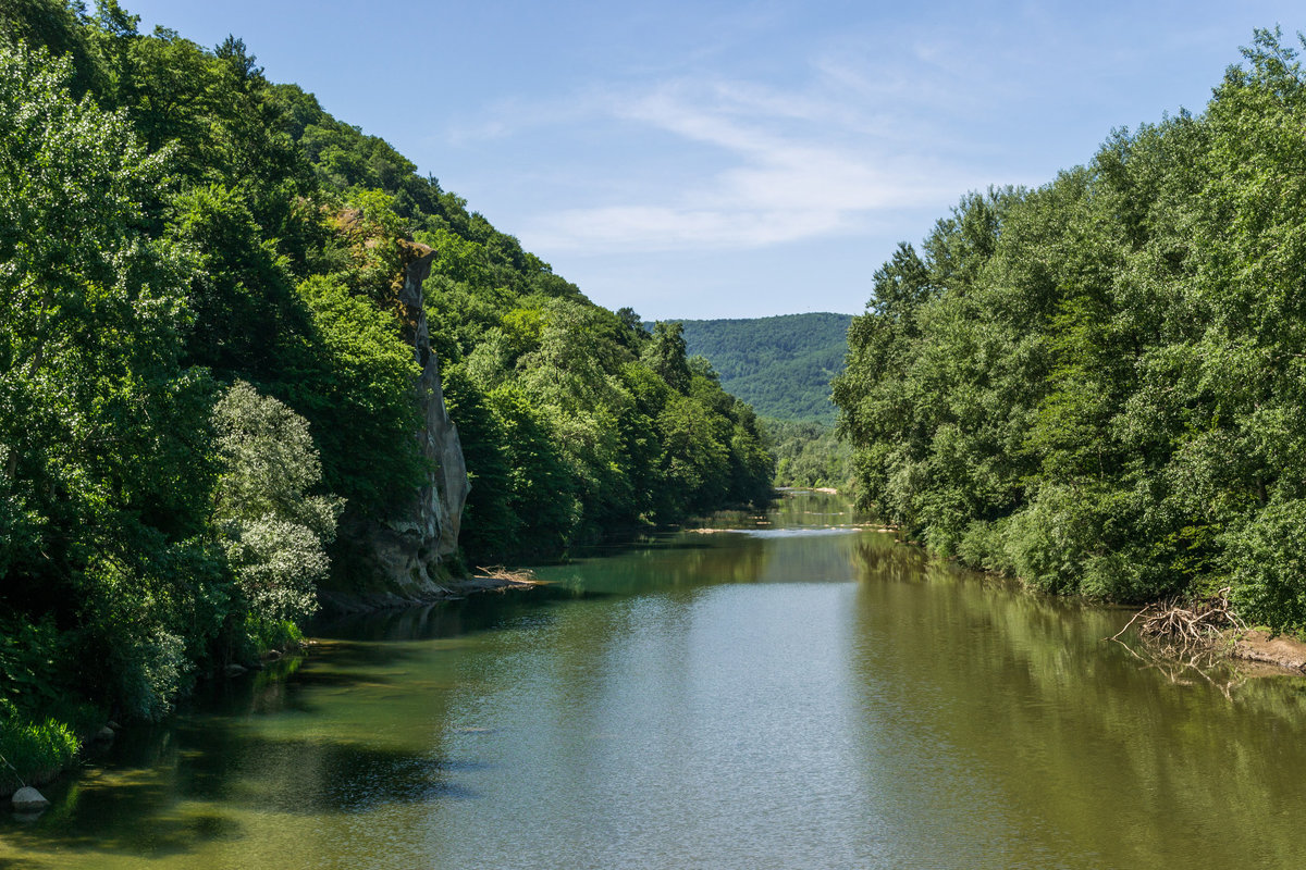 Река Псекупс, слева скала Петушок - Валерий Ткаченко