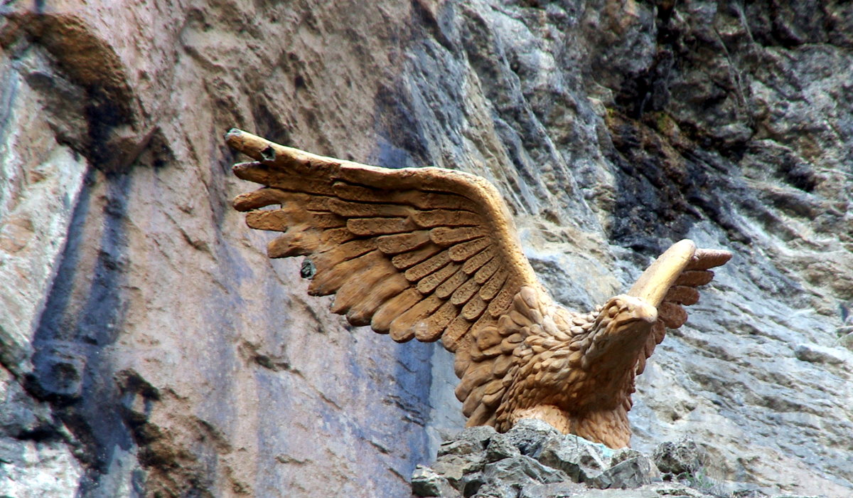 Фигурка орла на водопаде Учан-Су - Валерий Новиков