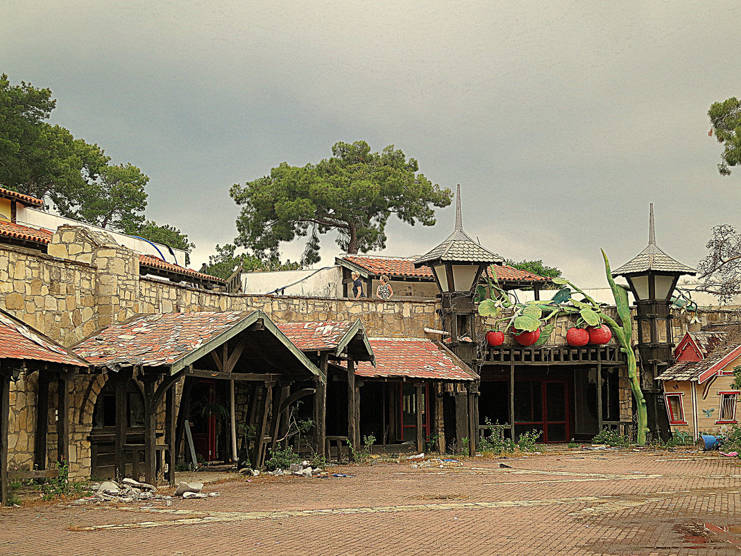 Заброшенный отель в посёлке Чамьюва.(Турция) - Валентина Жукова