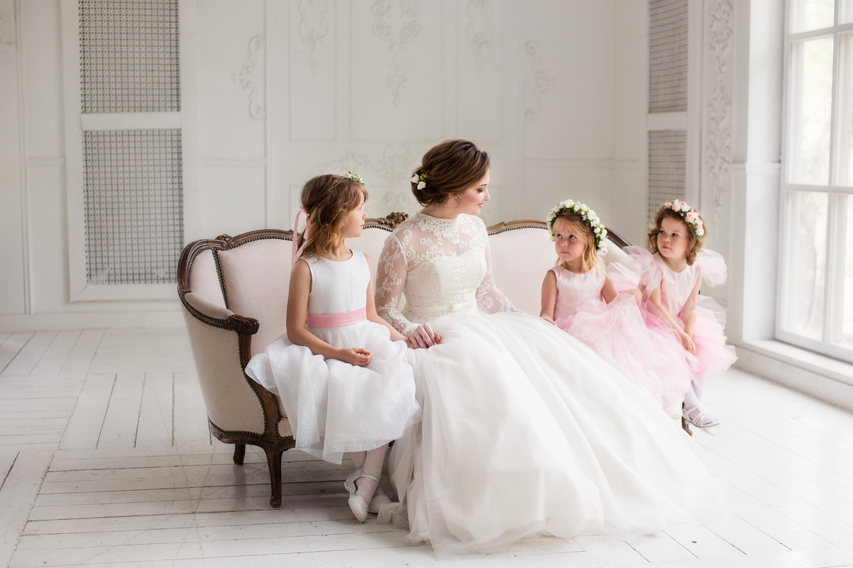 Невеста в окружении маленьких принцесс - Daria Denissova 