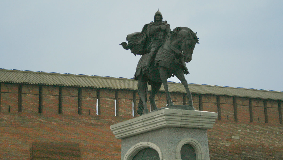 Памятник Дмитрию Донскому перед коломенским  кремлем - ИРЭН@ .