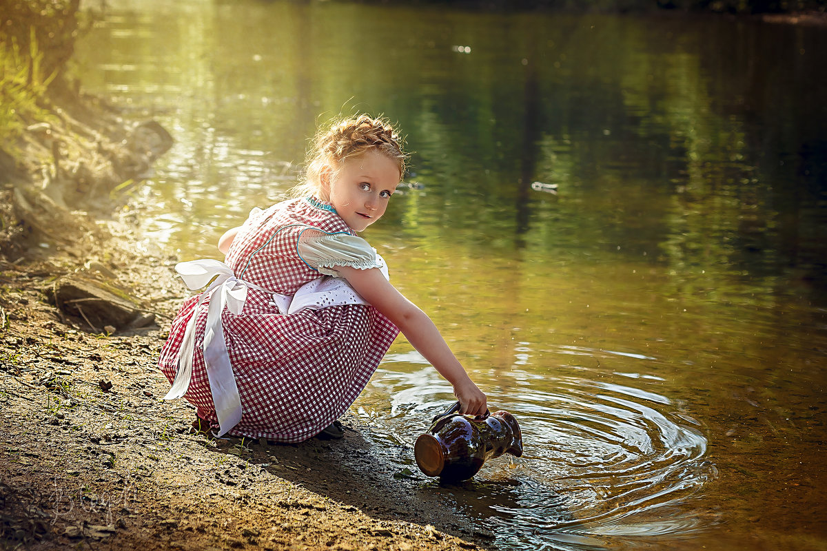 Девочка у реки