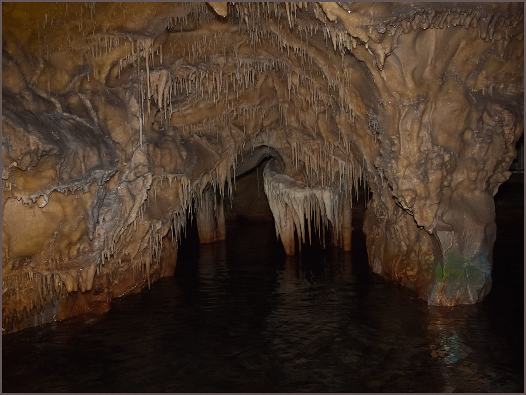 Подземное озеро в пещере Дирос. Греция. - Lmark 