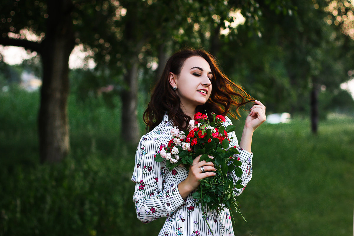 Девушка с розами - Ася Харченко