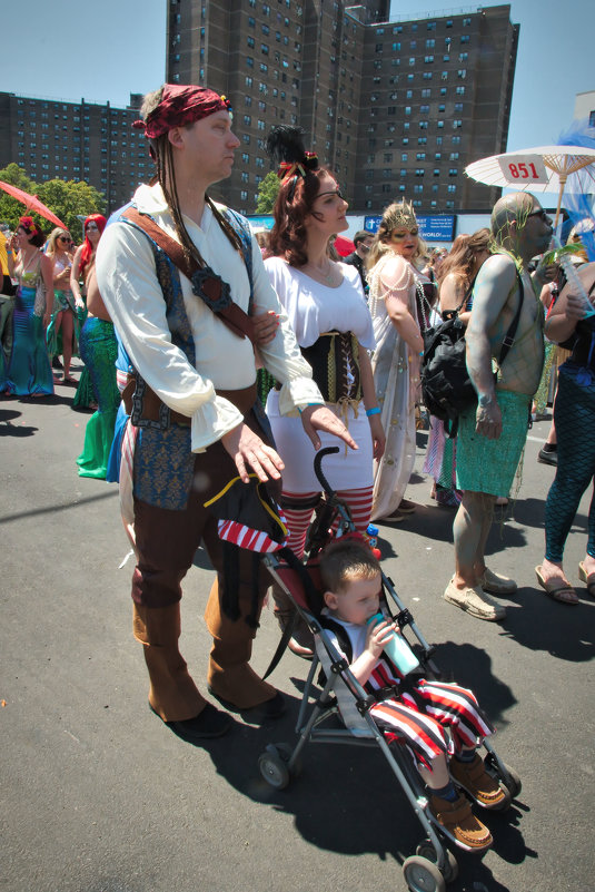 Пиратская семейка. На параде русалок на Кони Айлэнд в Брукклине - Олег Чемоданов