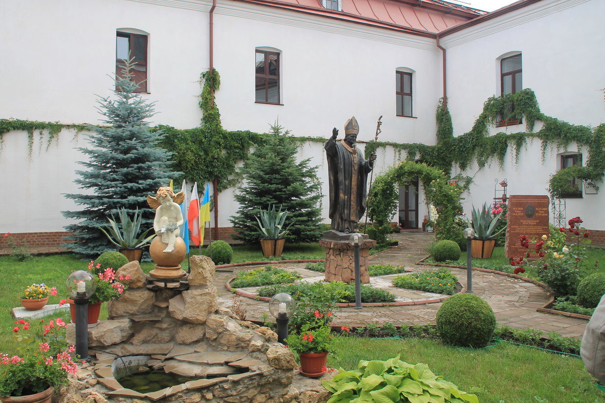 внутренний дворик монастыря - Евгений Гузов