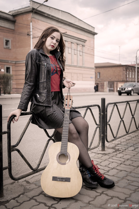 Девушка с гитарой - Мария Иванова