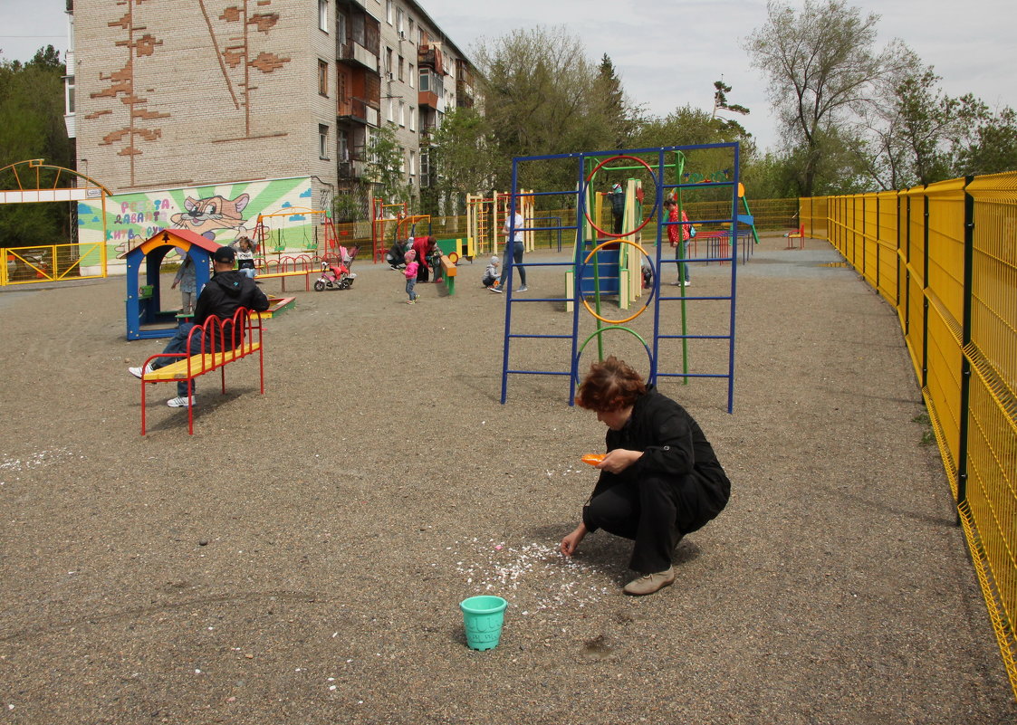 На детской площадке - Олег Афанасьевич Сергеев