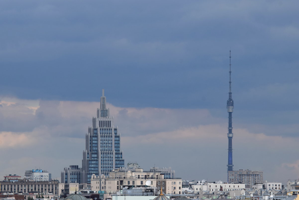Москва...  Два разных небоскреба... - Galina Leskova