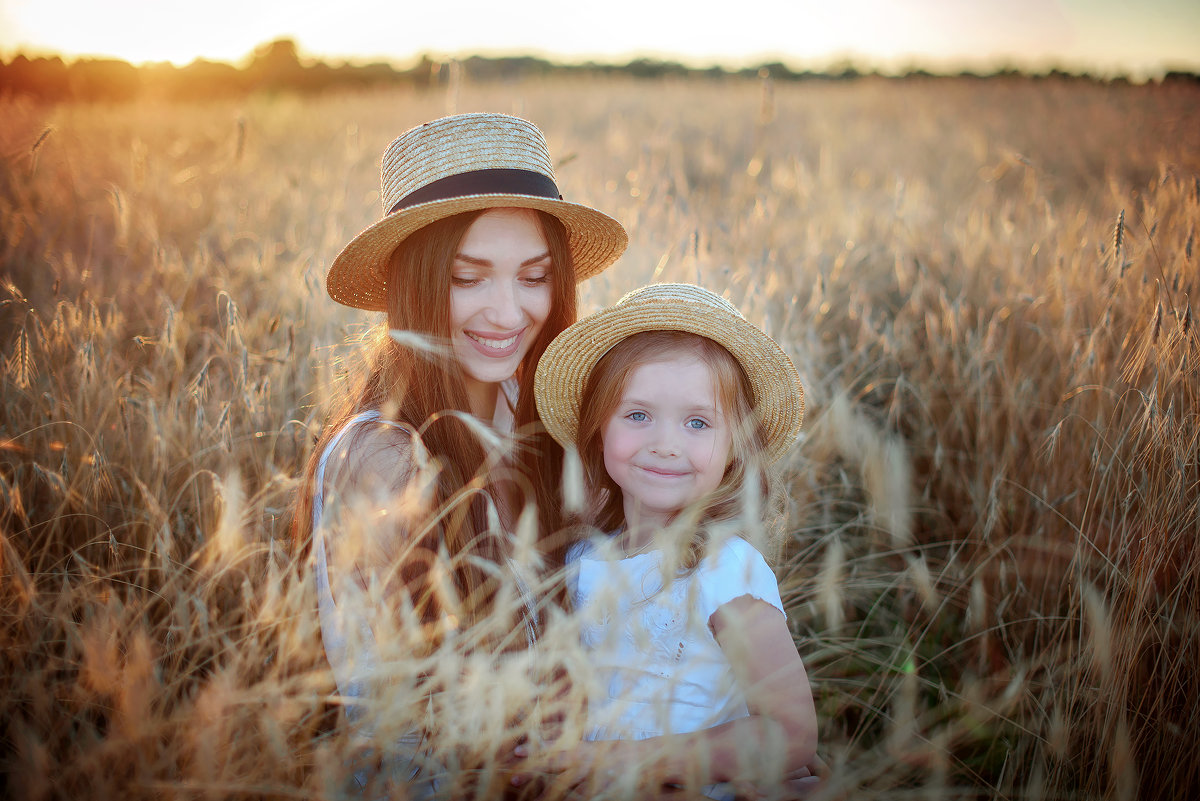 Мама и дочки в поле - Дарья Дядькина