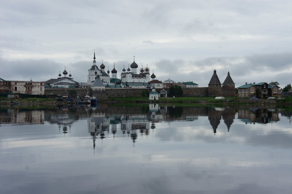 Вид на Соловецкий монастырь с пристани, с которой отправляются катера и лодки к островам - Елена Павлова (Смолова)