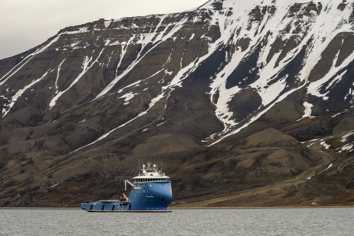 странный корабль в порту столицы архипелага Свальбард - Георгий А