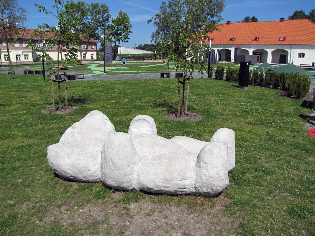 Загадочные скульптуры в парке Марьямяэ у Музея кино - veera v