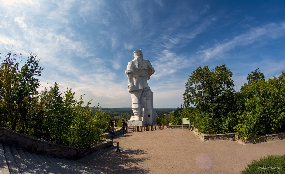 Святогорск. Памятник Артему - isanit Sergey Breus