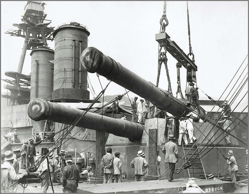 Installing the guns on fourth turret of the Imperial Japanese Navy battleship "Hyuga". - Александр 