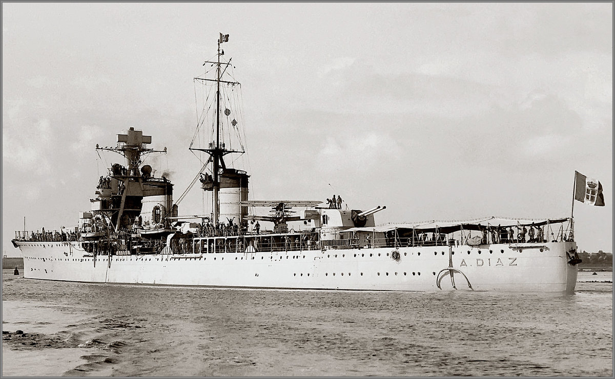 Italian light cruiser "Armando Diaz" leaving Melbourne, circa October 1934. - Александр 
