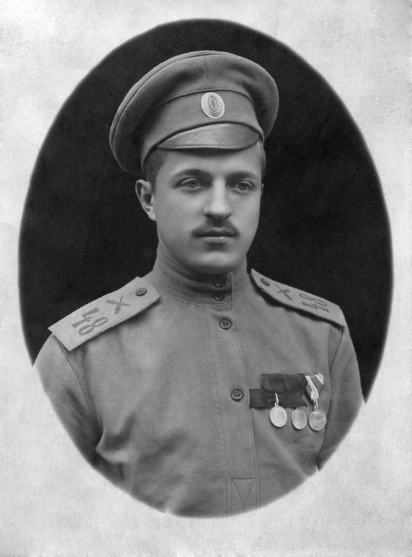 1917 год рядовой канонир 48-го артполка в Румынии.  Медали: "За усердие", "Георгиевск - Владимир Павлов