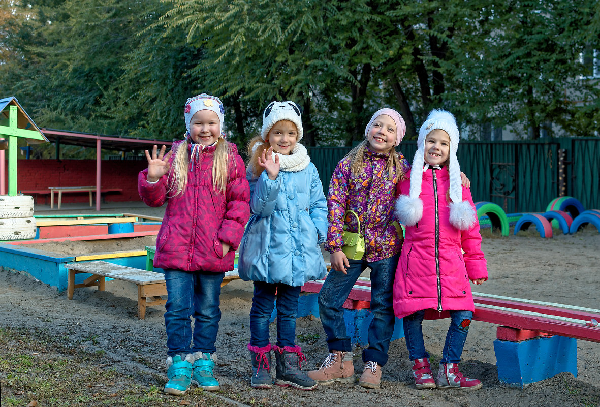 Один день из жизни детского садика - осень во дворе - Дмитрий Конев